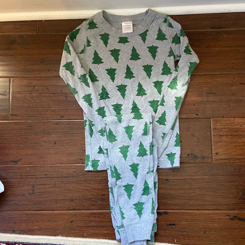 Hanna Andersson Tree pajamas size 6-7 EUC